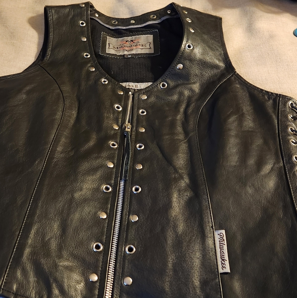 Milwaukee Genuine Leather Vest, Size Medium,